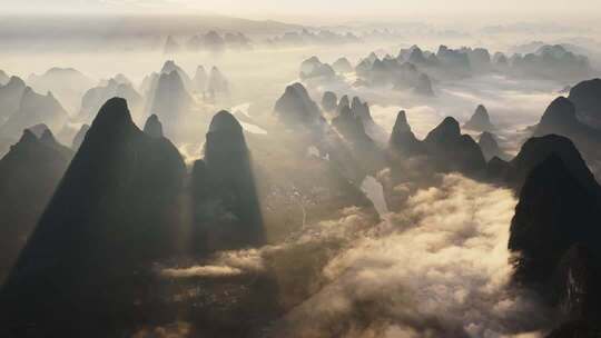 桂林喀斯特地貌山峦云海景观