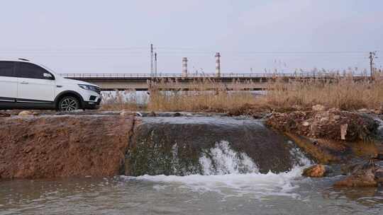 冬天农村河流河道行人车辆