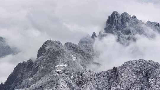 云雾缭绕的雪山景色 安徽黄山 怪石