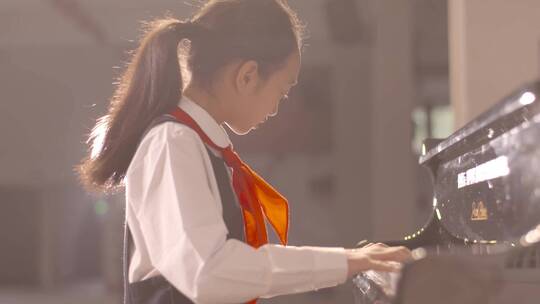 人像唯美儿童学生弹钢琴演奏琴特写琴键精英