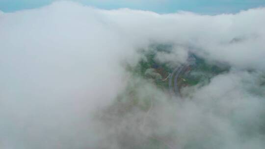 4k航拍清晨云雾下的高速素材