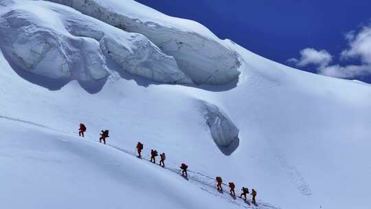 航拍冰川之父慕士塔格峰雪山冰川上的登山队