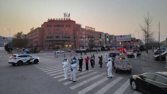 人群欢送医护人员回家的车队