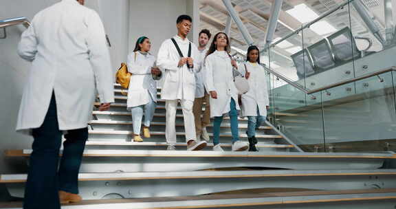 医生学生，团队行走和楼梯在医院的对话与合