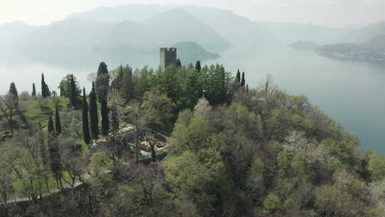 Vezio中世纪城堡，从无人机上可以看到意大利科莫湖