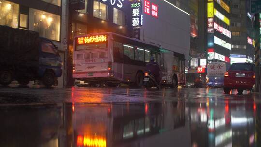 台北街道雨天的交通情况