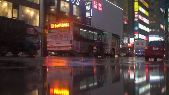 台北街道雨天的交通情况视频素材模板下载