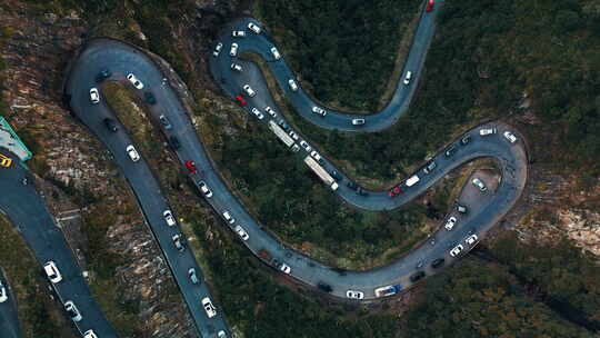 山间公路曲折蜿蜒，道路运输艰险