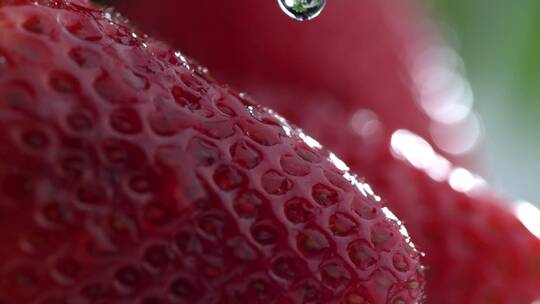 水滴滴落在草莓上特写镜头