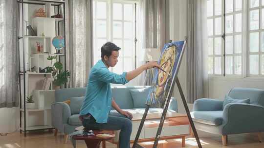 正在房间绘画的男子，油画水彩视频素材模板下载