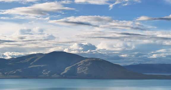 航拍西藏佩枯错湖山脉湖面风光