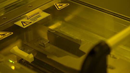 芯片制造黄色环境下工程师进行测试实验