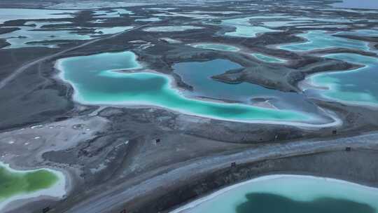 青海海西大柴旦翡翠湖碧水沙地航拍视频