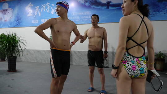 游泳馆里的比赛运动员交流