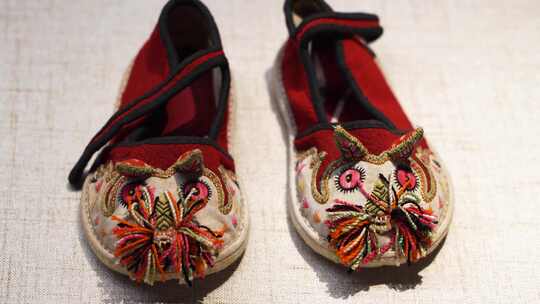 中国传统手工艺品非物质文化遗产红色虎头鞋视频素材模板下载