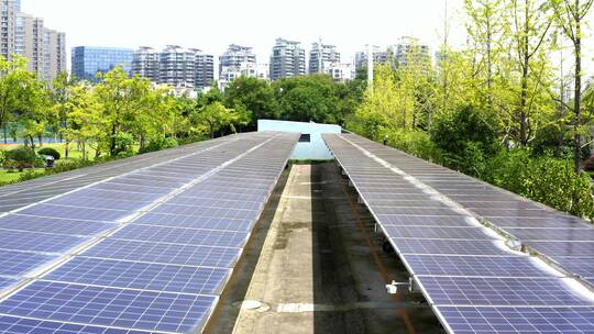 航拍城市城区光伏太阳能电池板
