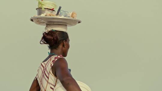 头部顶盘子的非洲女人