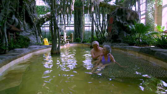 室内温泉中享受放松时光的两人