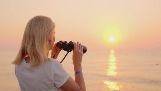 女人用望远镜看海洋上的日出视频素材模板下载
