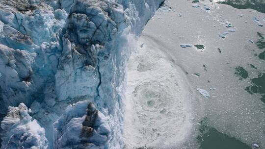 南极雪山融化崩塌