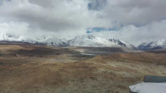 魅力雪山，蔚为壮观。