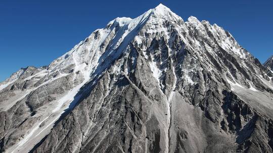 航拍川西蓝天下的雅拉雪山