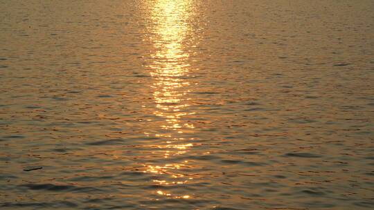 阳光大海夕阳海水金灿灿的海面波光粼粼