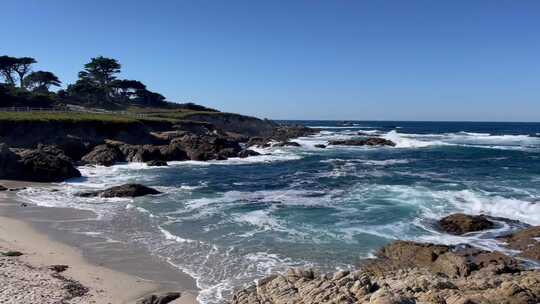 海边海浪拍打礁石