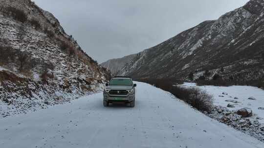 雪山 越野车 自驾游 冬季 雪地