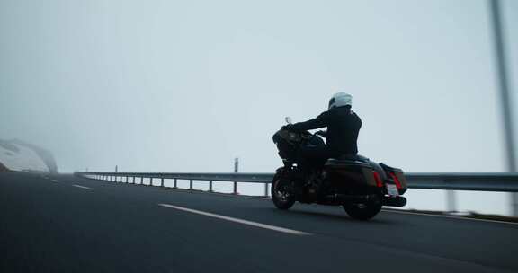 大排量摩托车山路巡航