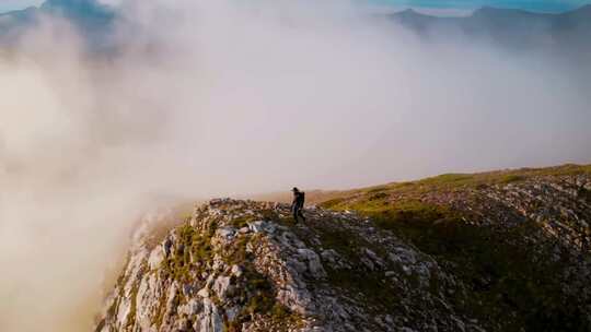 孤单孤独的一个人爬山登山登上山顶