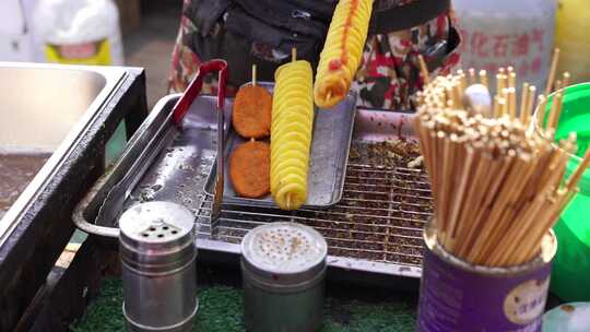 街头小吃摊油炸食物