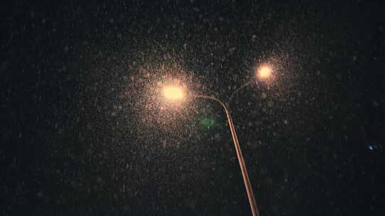 夜晚路灯下雪 雪景唯美