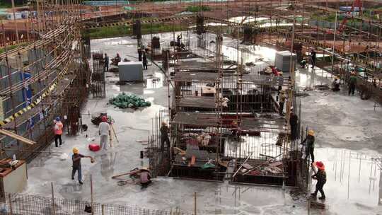 建筑工地工人施工场景