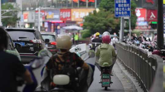 马路上骑电车的打工人