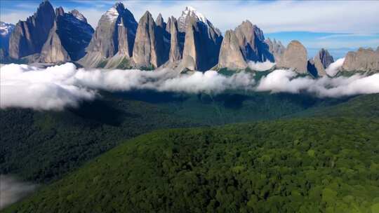 山峦云海森林航拍全景