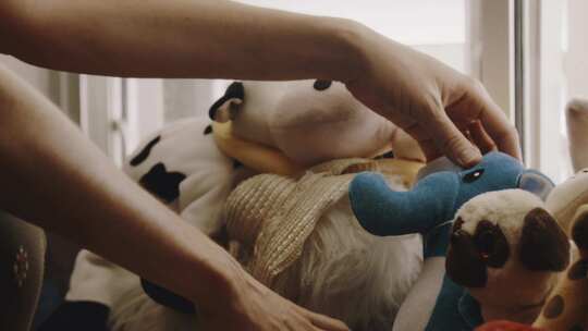 孕妇重新排列蓬松的儿童玩具