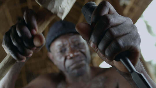 非洲坦桑尼亚工匠精心雕刻木制雕像