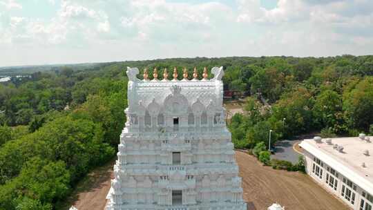 白天一座寺庙上空倾斜拍摄。