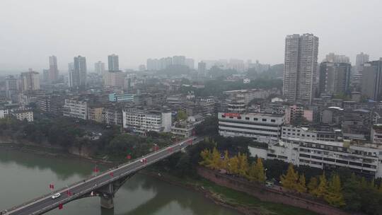 四川乐山航拍岷江边城市