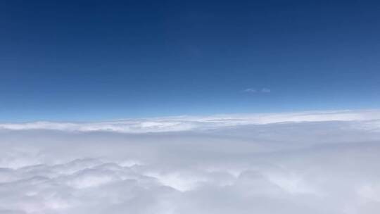 云海 飞机窗外