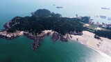 航拍海上的一个小岛上面的海滩和小岛的全貌高清在线视频素材下载