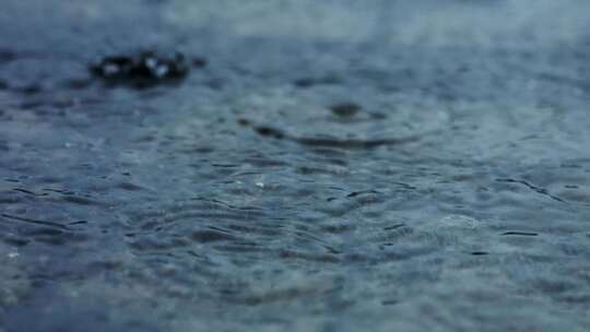 下雨天雨滴雨水特写镜头