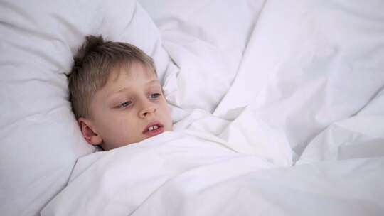 生病的男孩躺在床上