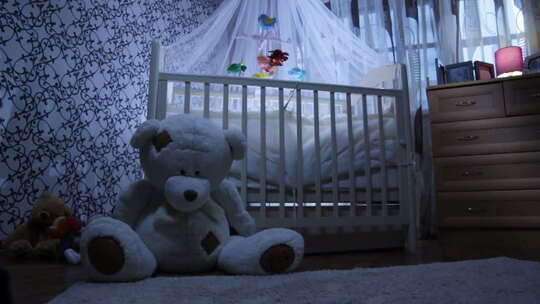婴儿床靠近房间里的玩具熊视频素材模板下载