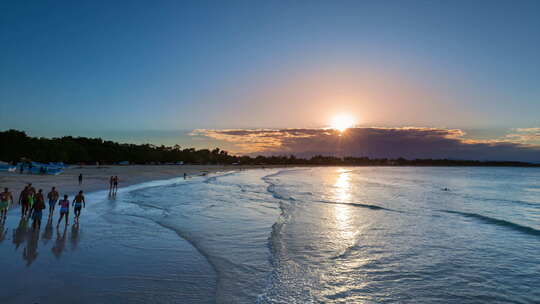 日落时分的海滩