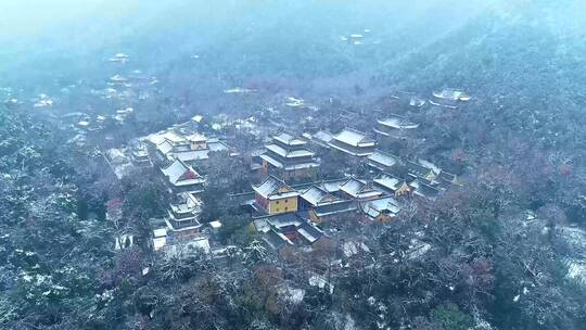 4K航拍飞来峰灵隐寺冬季雪景4K视频