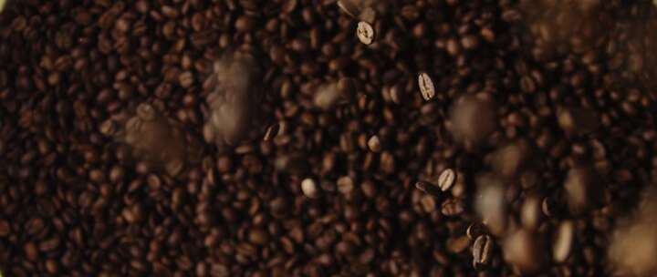 咖啡豆被倒在一堆上