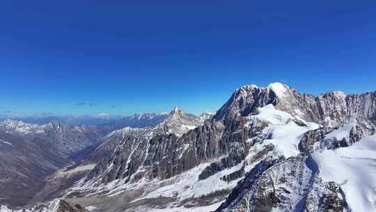 航拍川西横断山脉日乌且嘉子峰小贡嘎雪山