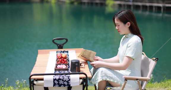 坐在湖边喝茶的美女 喝茶 茶文化